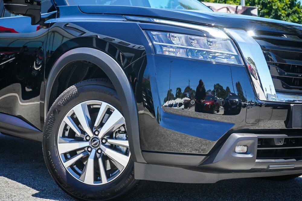 Nissan Pathfinder image 2