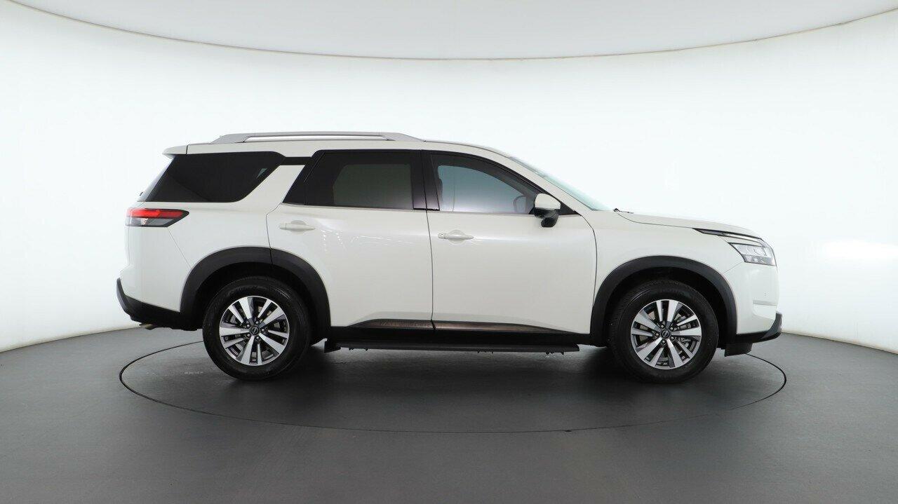 Nissan Pathfinder image 2