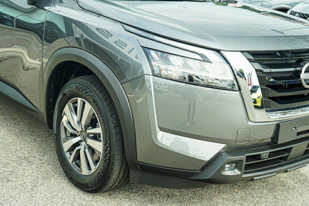 Nissan Pathfinder image 2