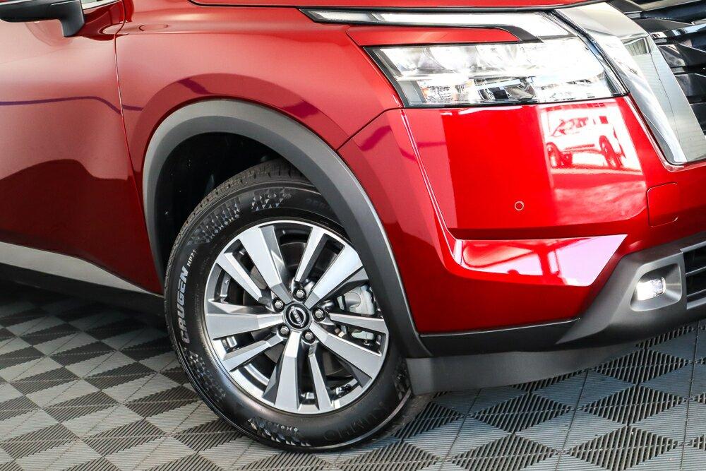 Nissan Pathfinder image 2