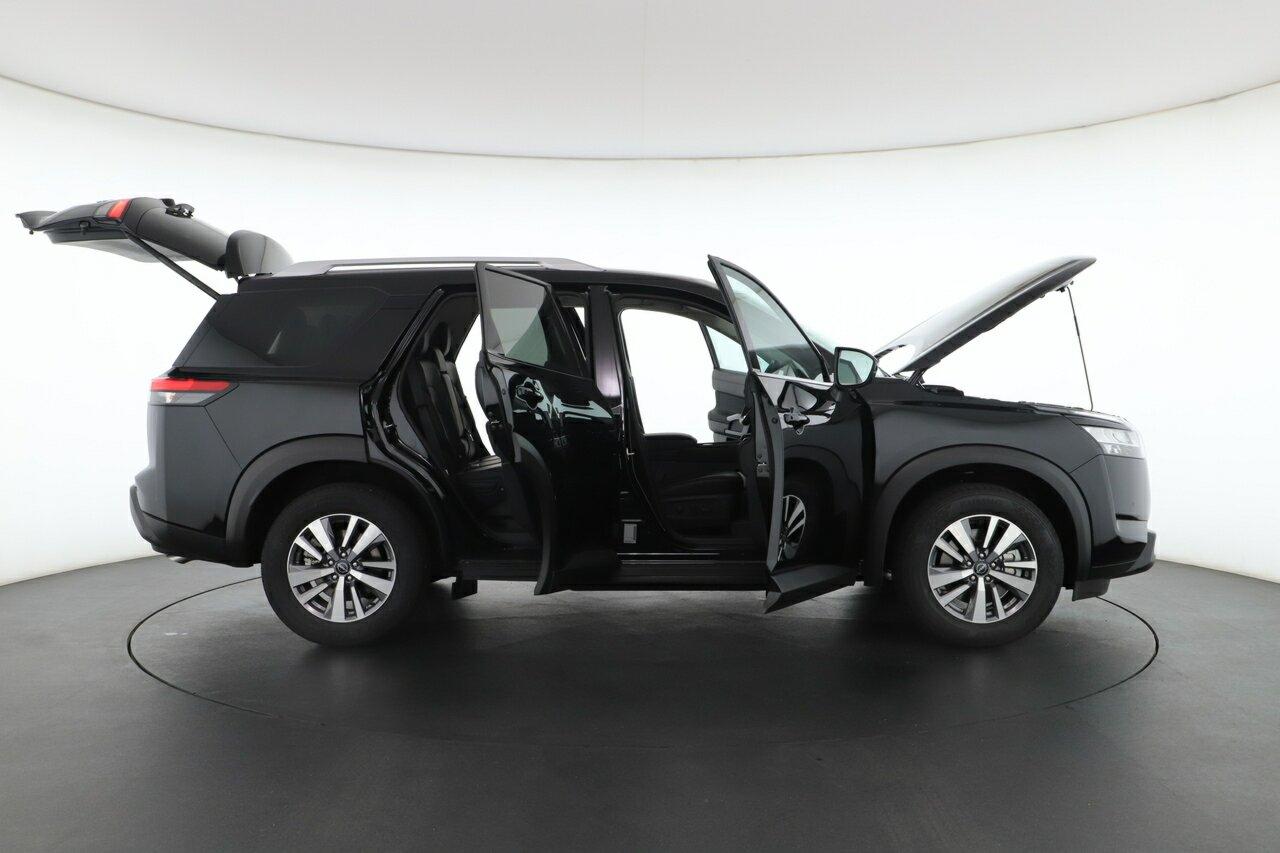 Nissan Pathfinder image 2
