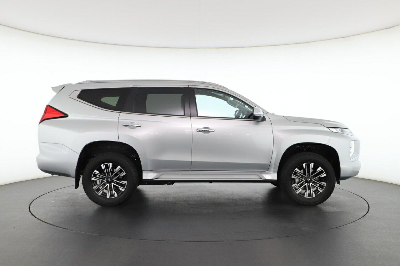 Mitsubishi Pajero Sport image 2