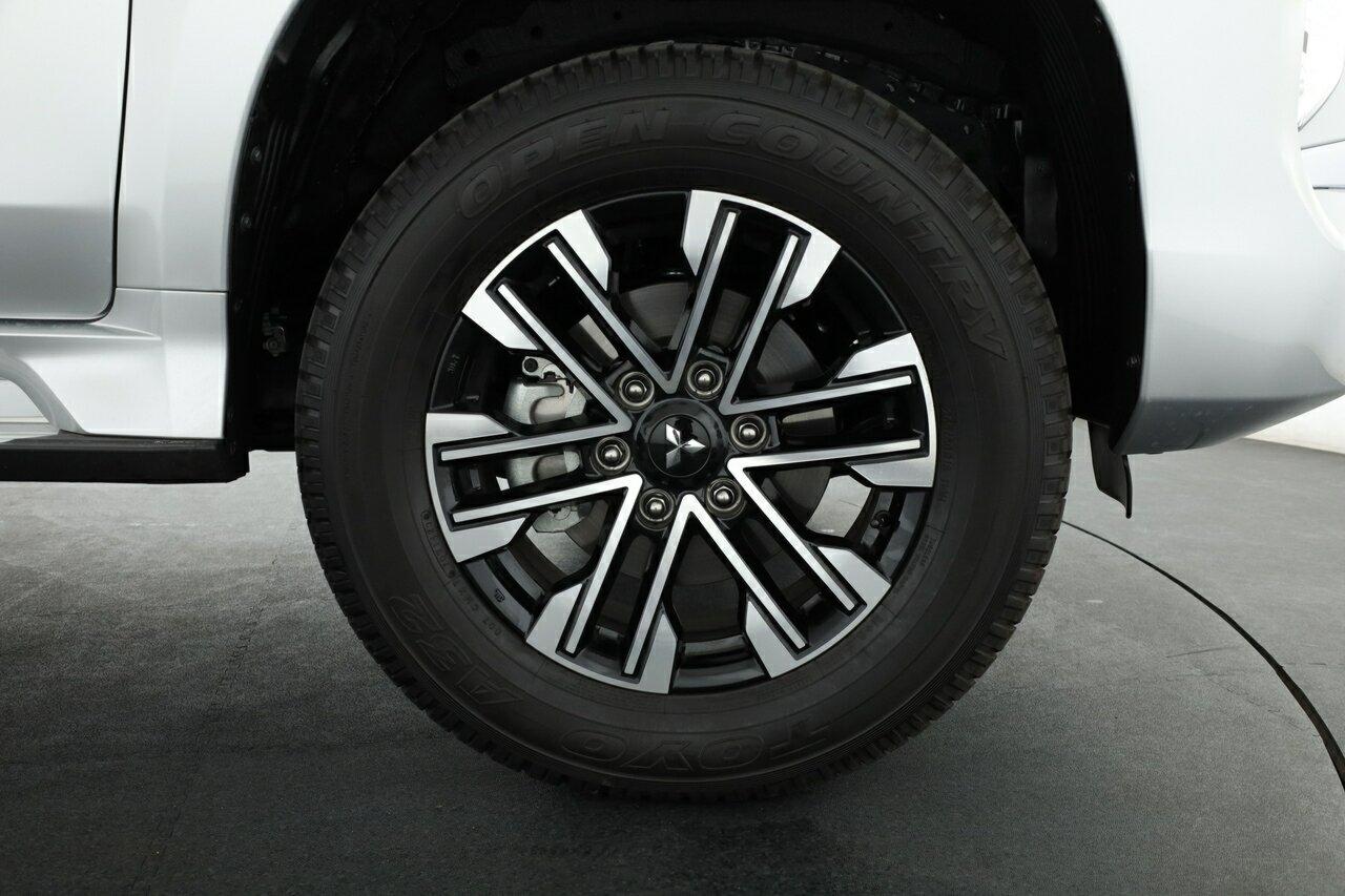 Mitsubishi Pajero Sport image 3