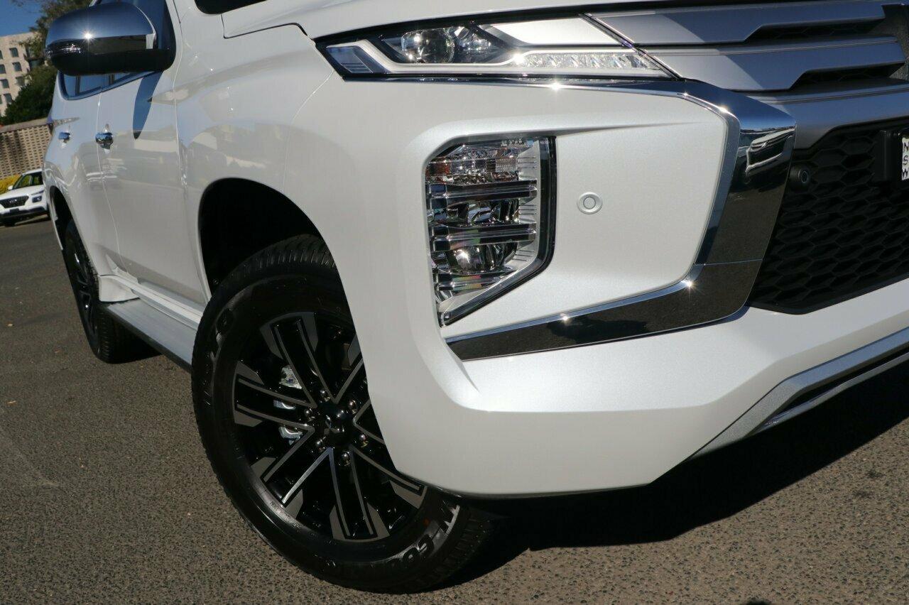 Mitsubishi Pajero Sport image 2
