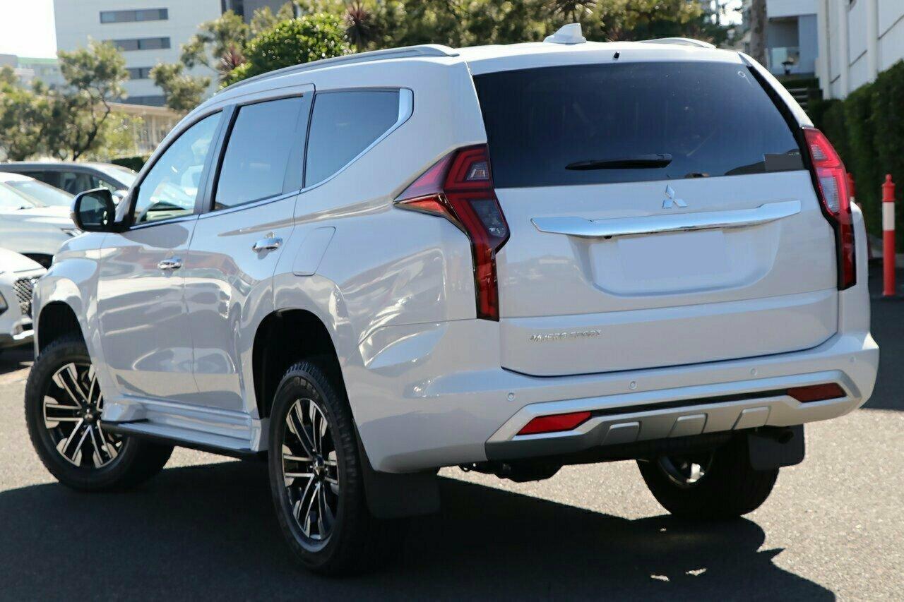 Mitsubishi Pajero Sport image 3