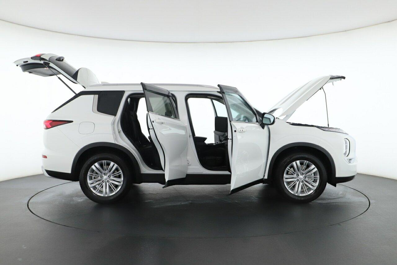 Mitsubishi Outlander image 2