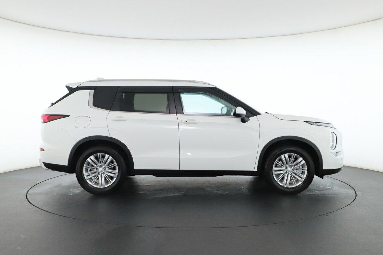 Mitsubishi Outlander image 3