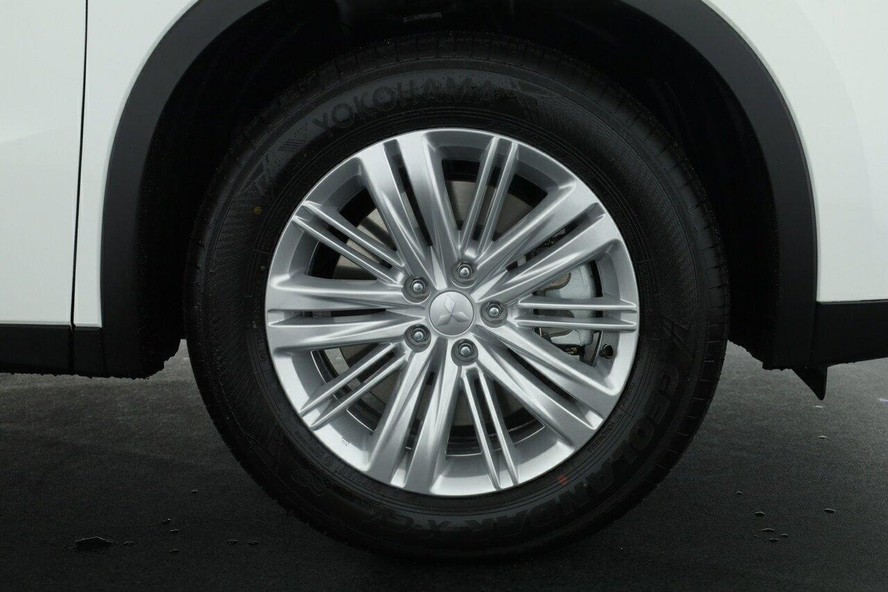Mitsubishi Outlander image 4