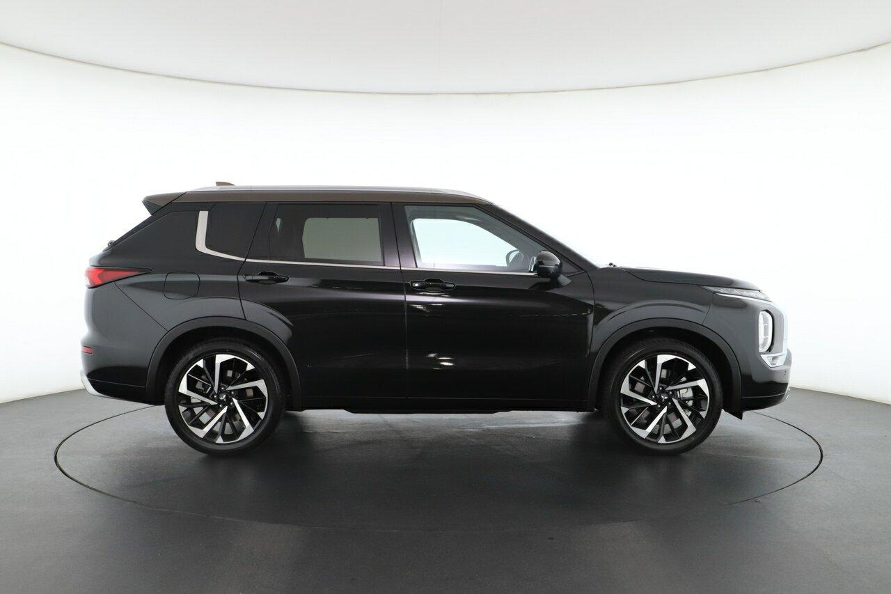 Mitsubishi Outlander image 2