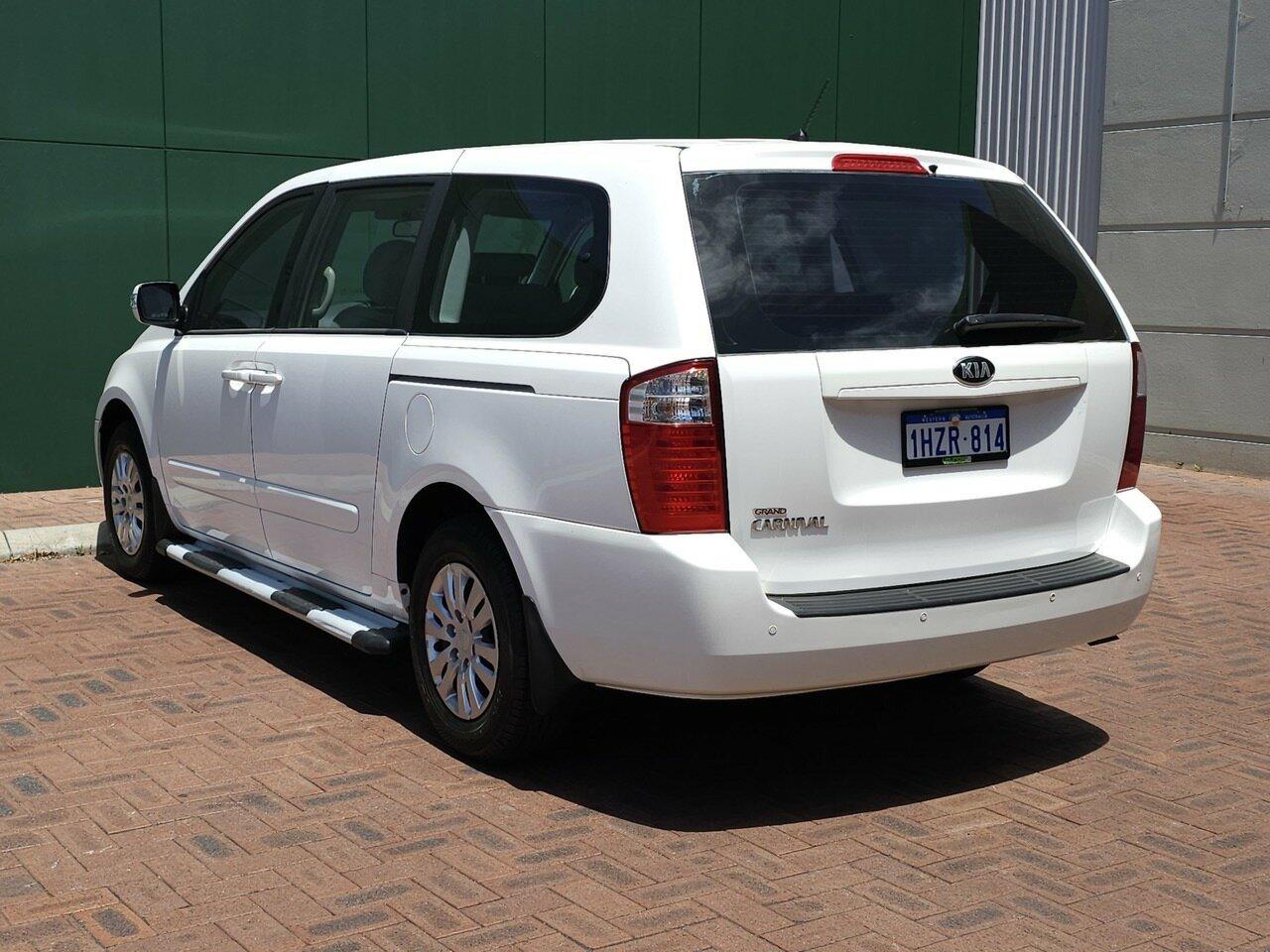Kia Grand Carnival image 4