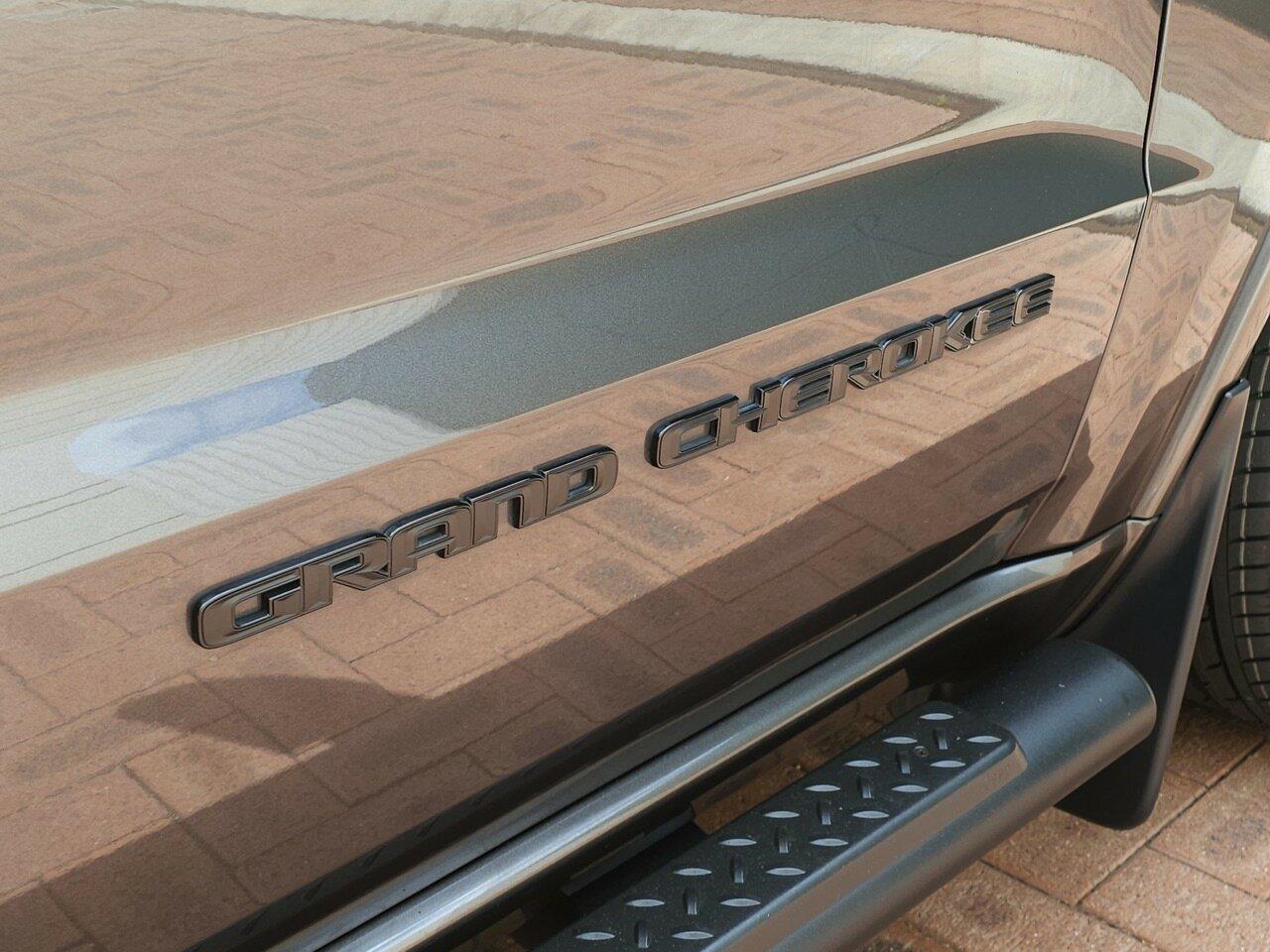 Jeep Grand Cherokee image 3