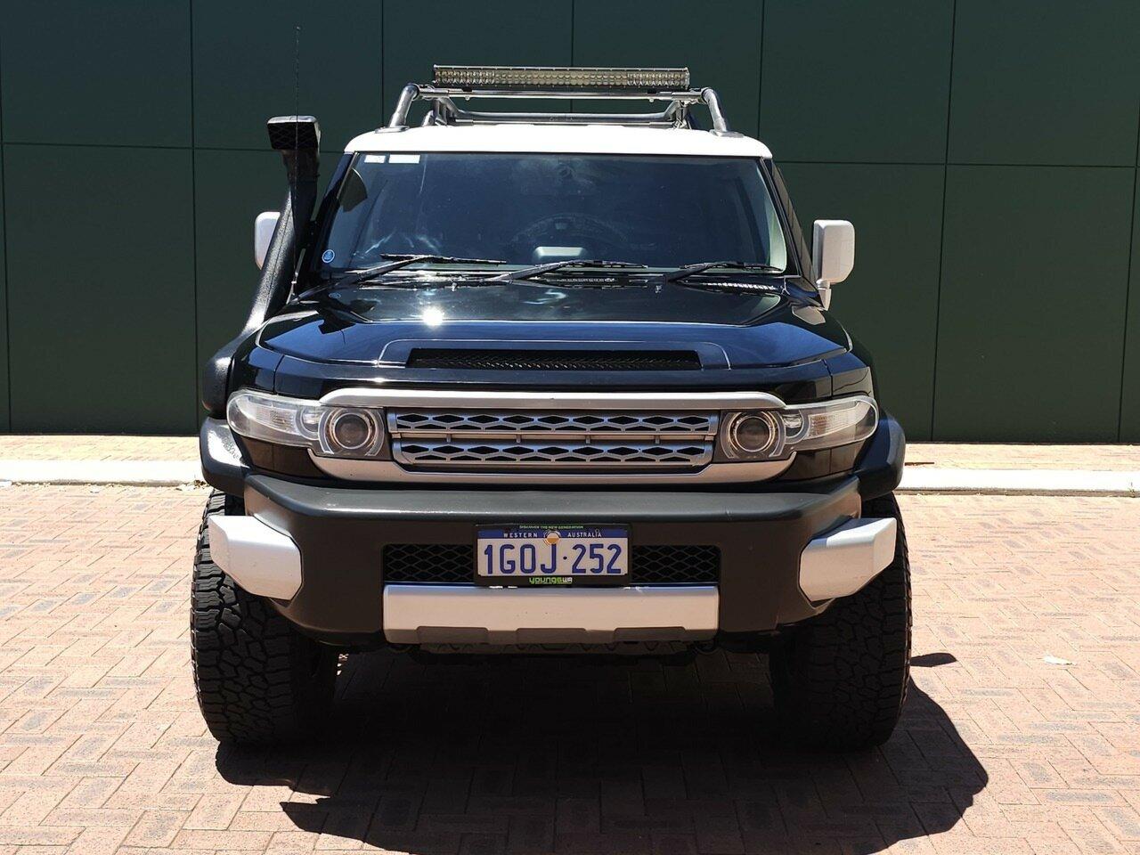 Toyota Fj Cruiser image 2