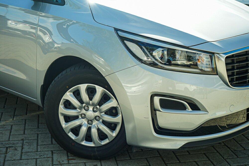 Kia Carnival image 2