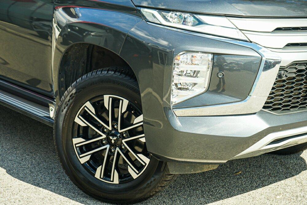 Mitsubishi Pajero Sport image 2