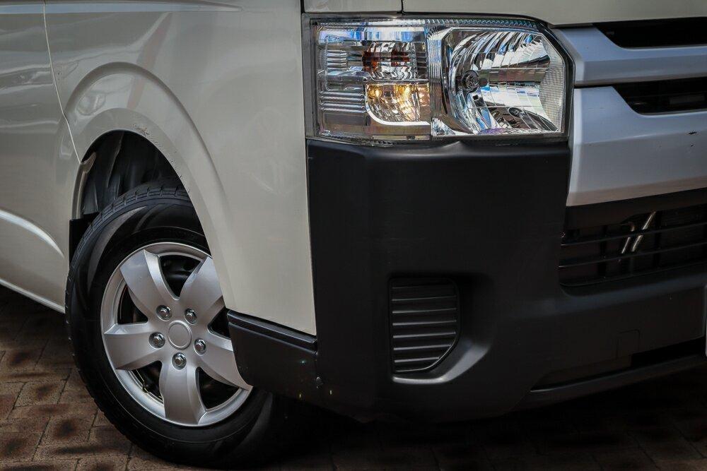 Toyota Hiace image 2