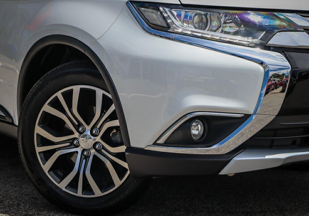 Mitsubishi Outlander image 2