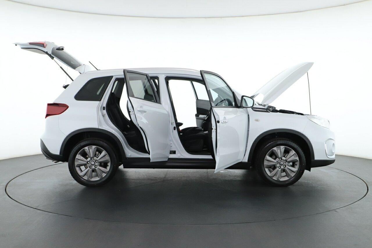 Suzuki Vitara image 2