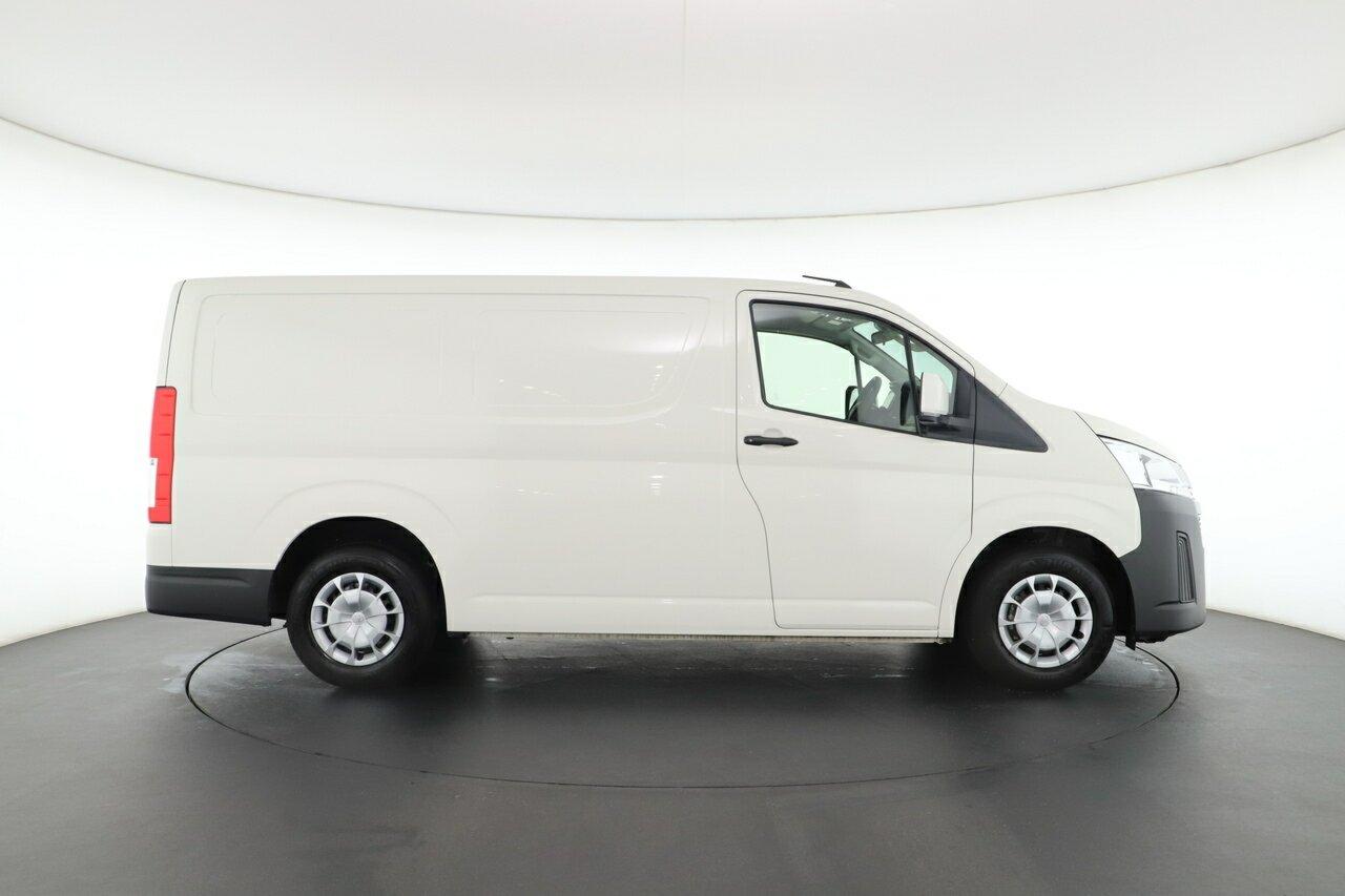 Toyota Hiace image 2