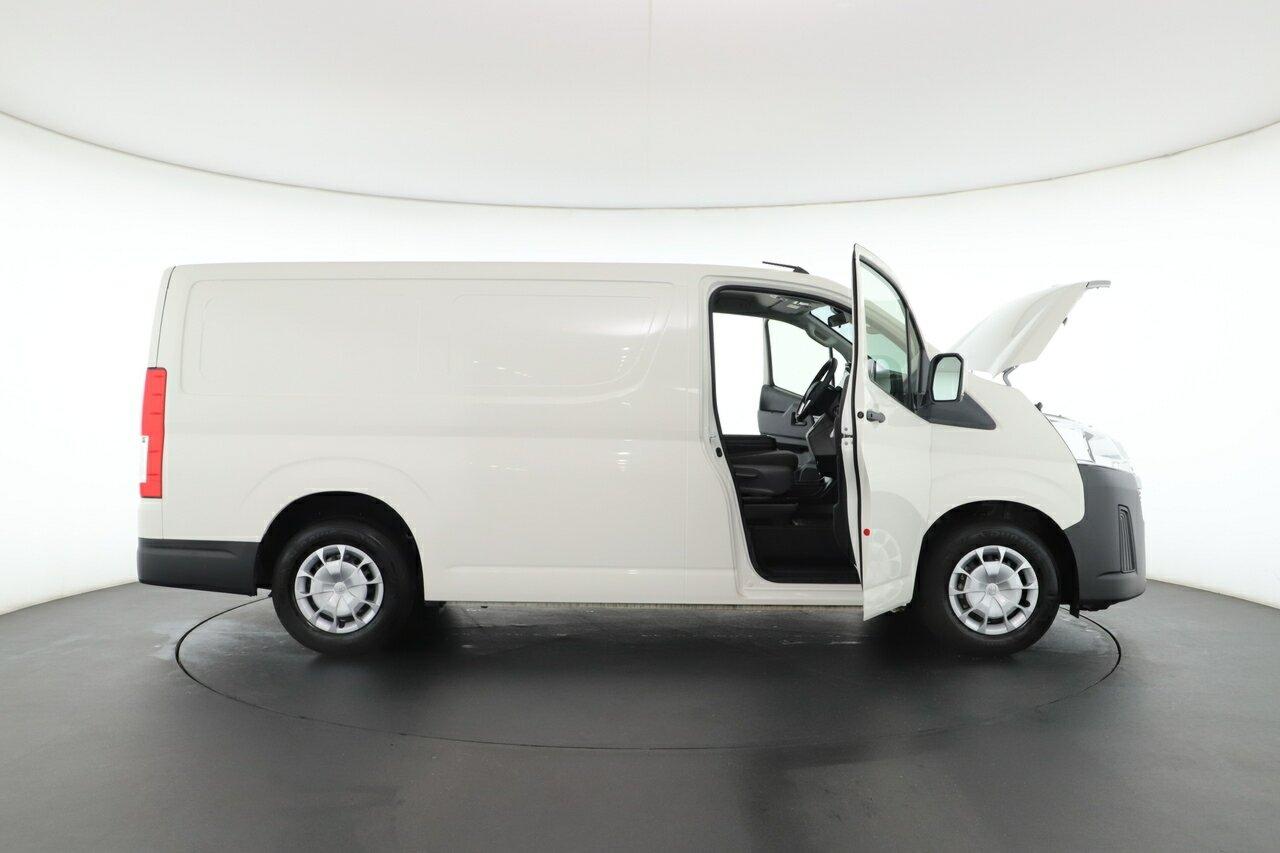 Toyota Hiace image 3