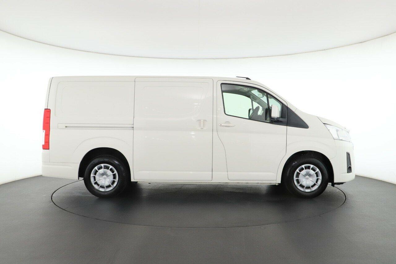Toyota Hiace image 2