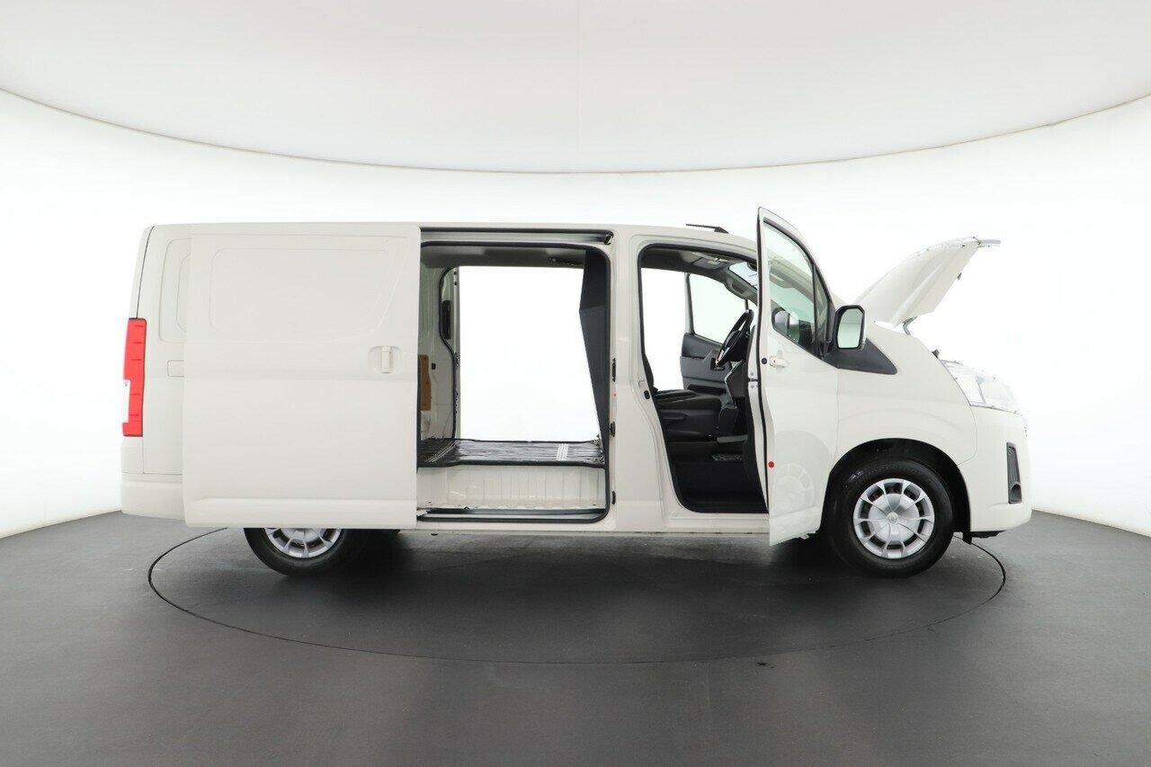 Toyota Hiace image 3