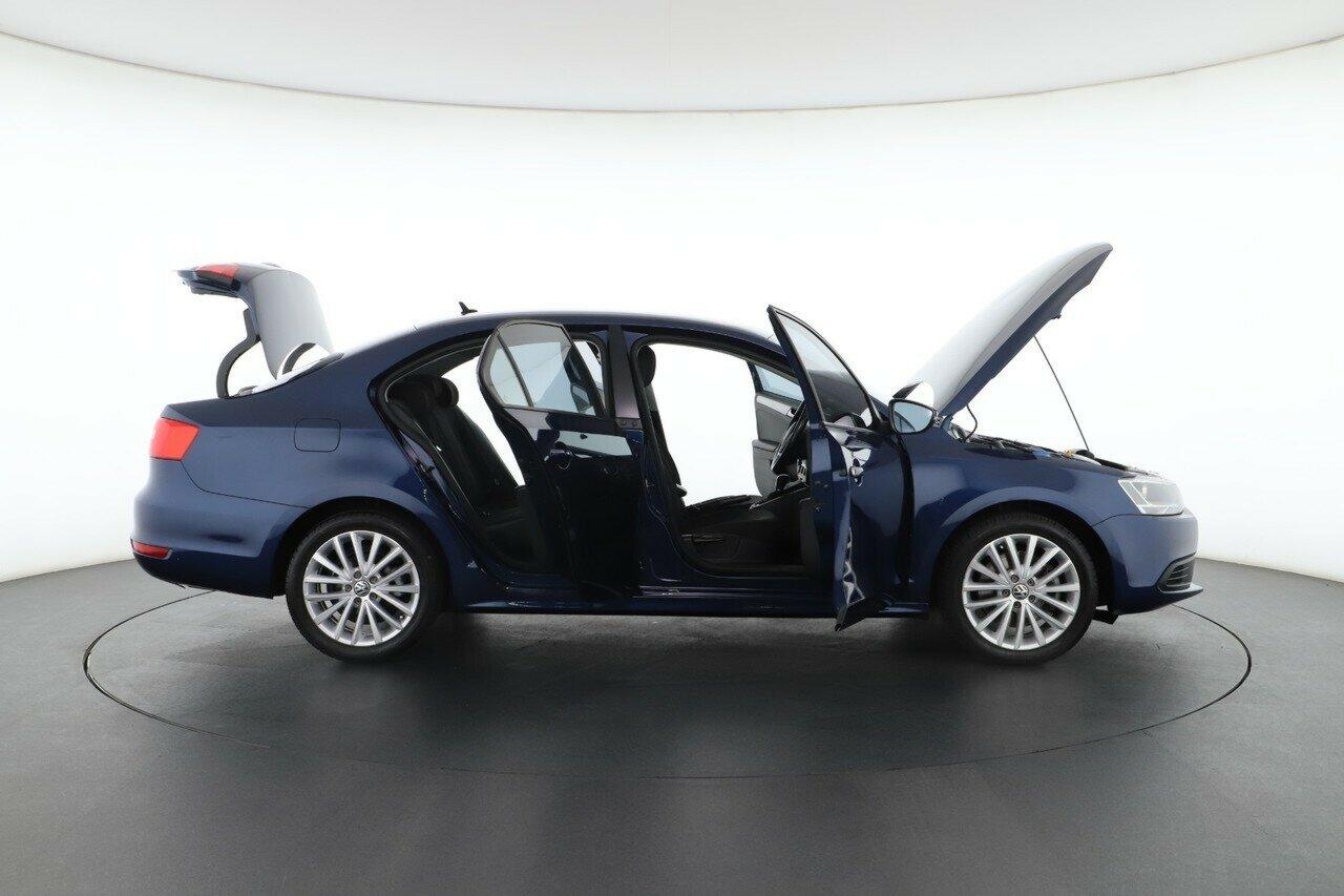 Volkswagen Jetta image 2