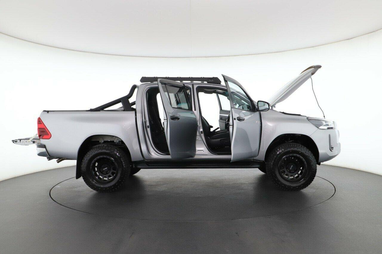 Toyota Hilux image 2