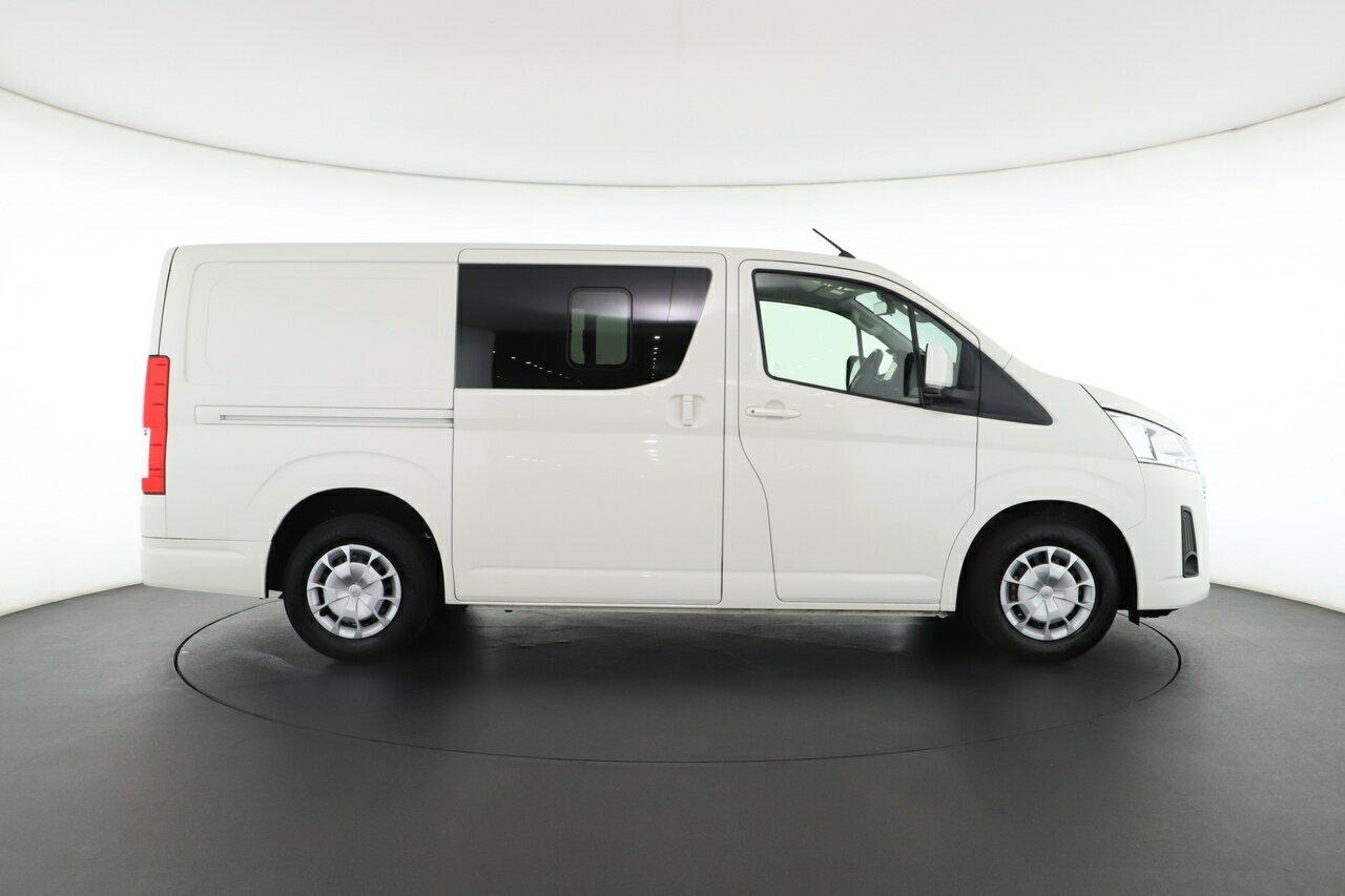 Toyota Hiace image 2