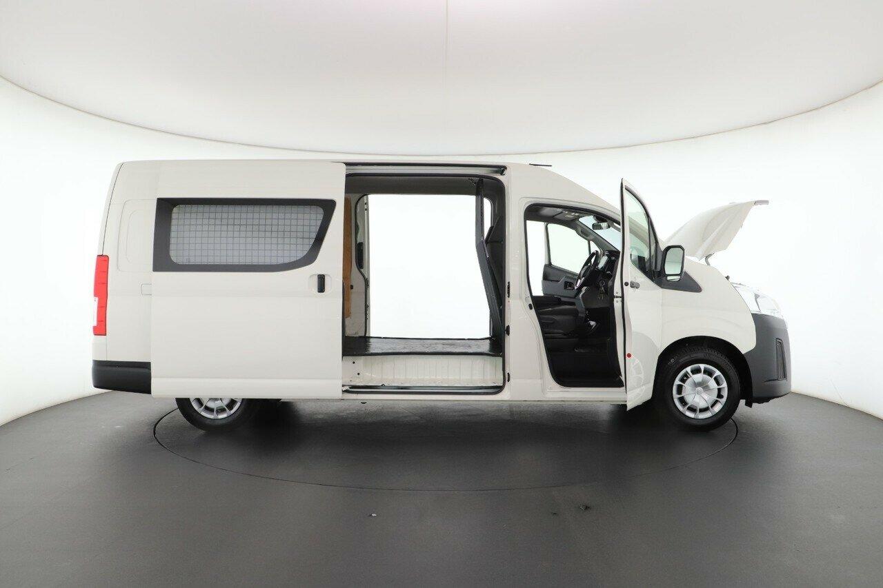 Toyota Hiace image 2