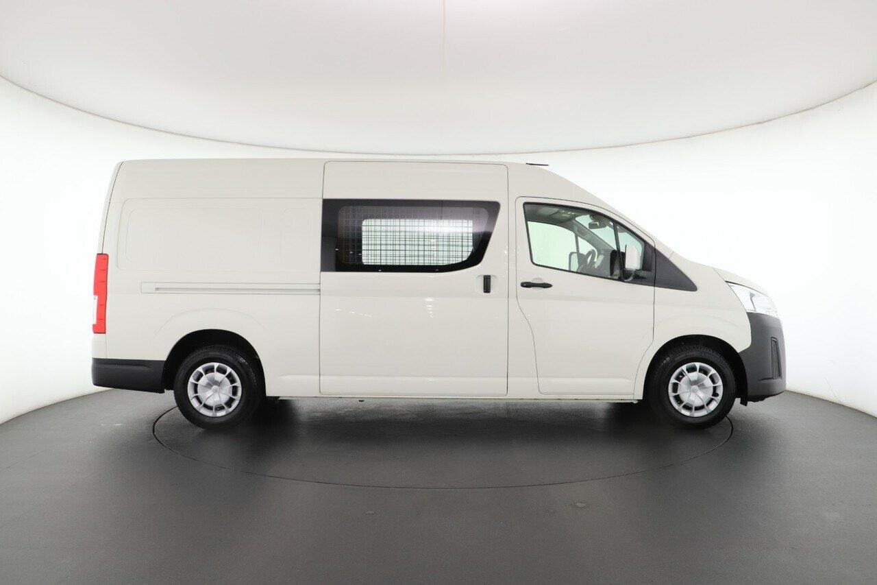 Toyota Hiace image 3