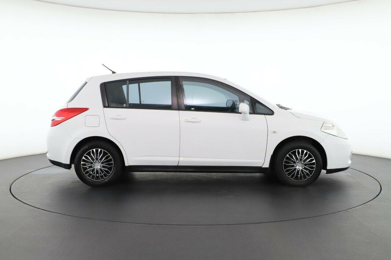 Nissan Tiida image 2