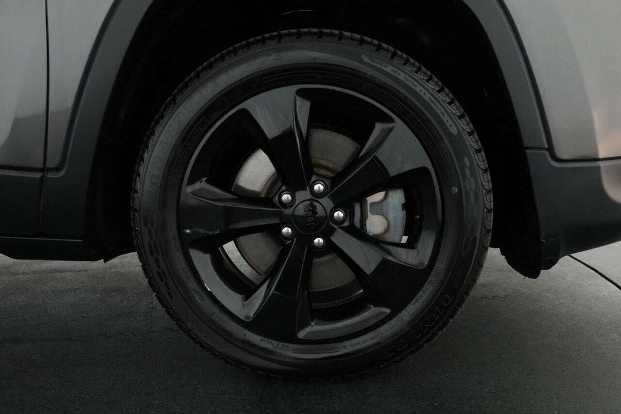 Jeep Cherokee image 3