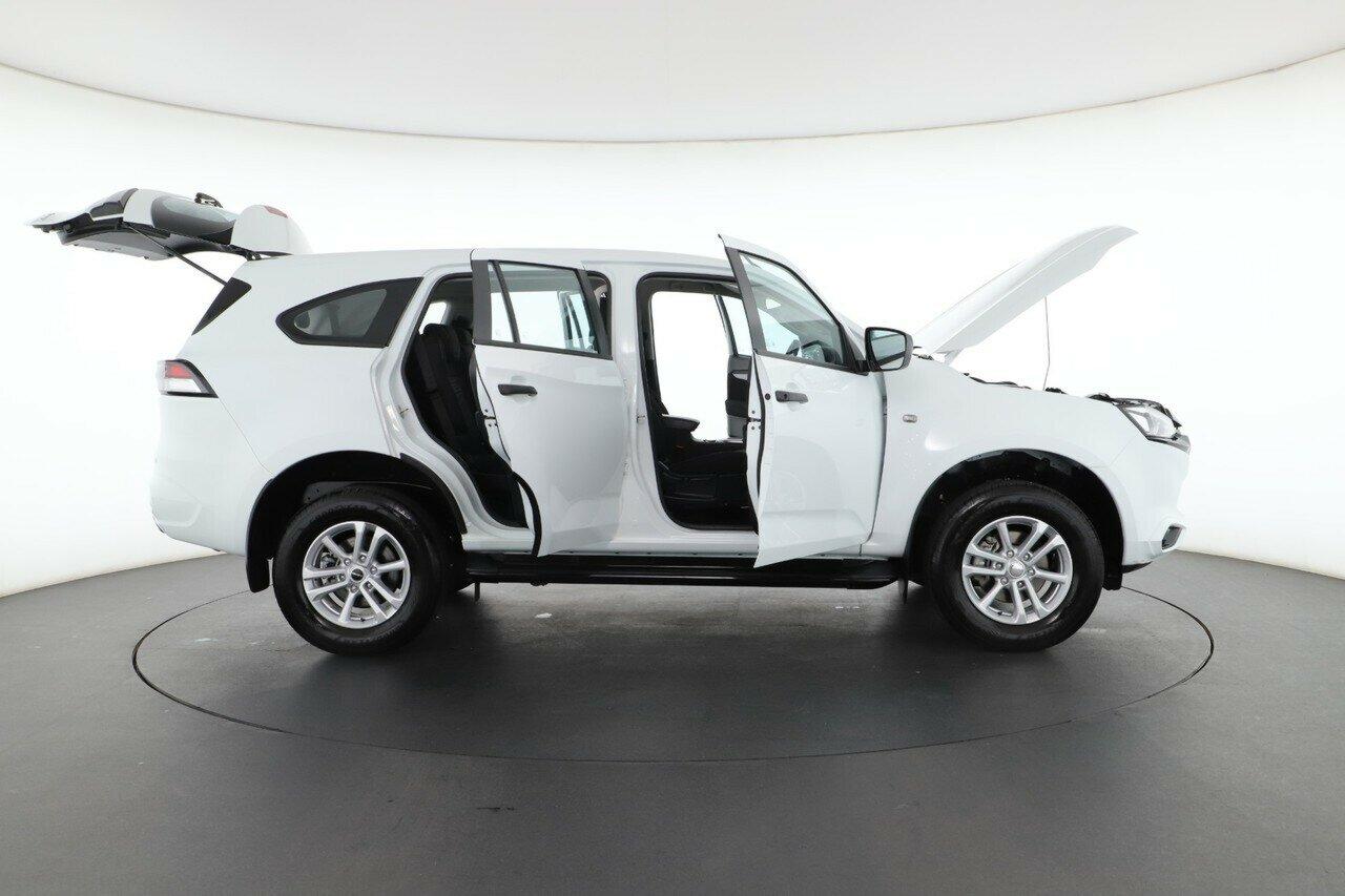 Isuzu Mu-x image 2