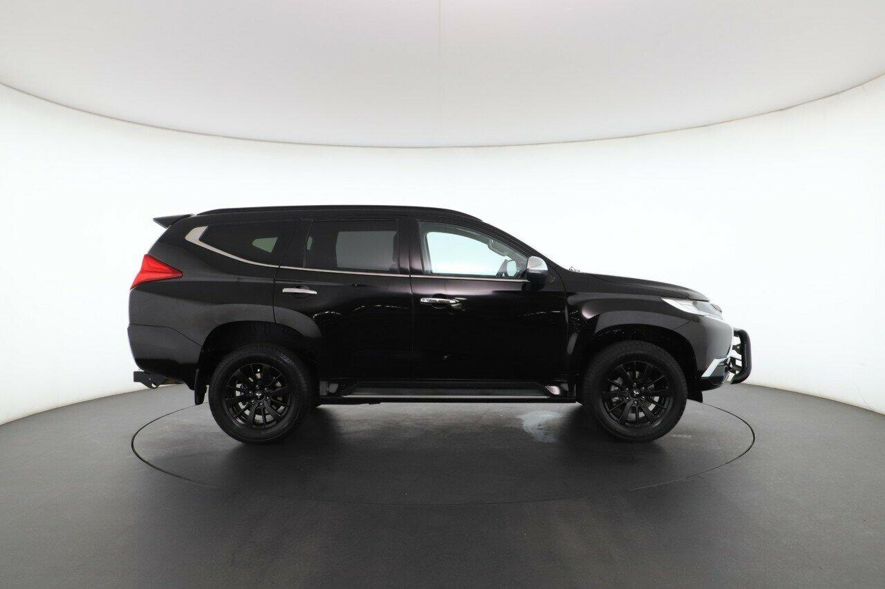 Mitsubishi Pajero Sport image 2