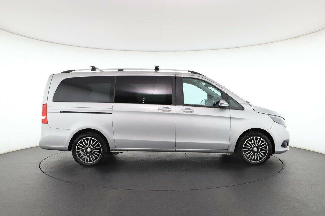 Mercedes Benz V-class image 2