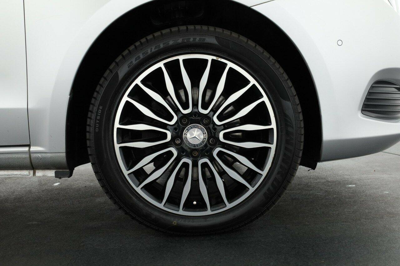 Mercedes Benz V-class image 3