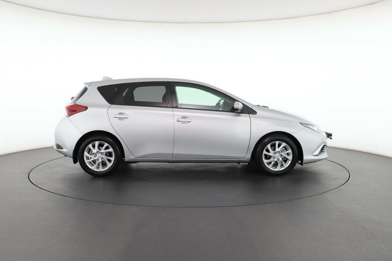 Toyota Corolla image 2