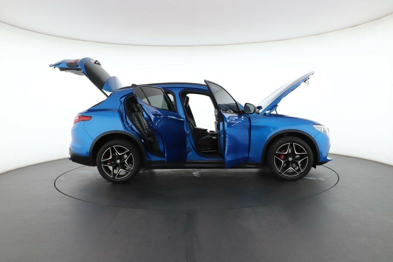 Alfa Romeo Stelvio image 2