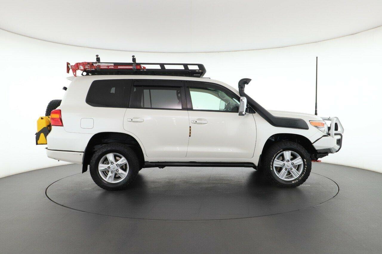 Toyota Landcruiser image 2