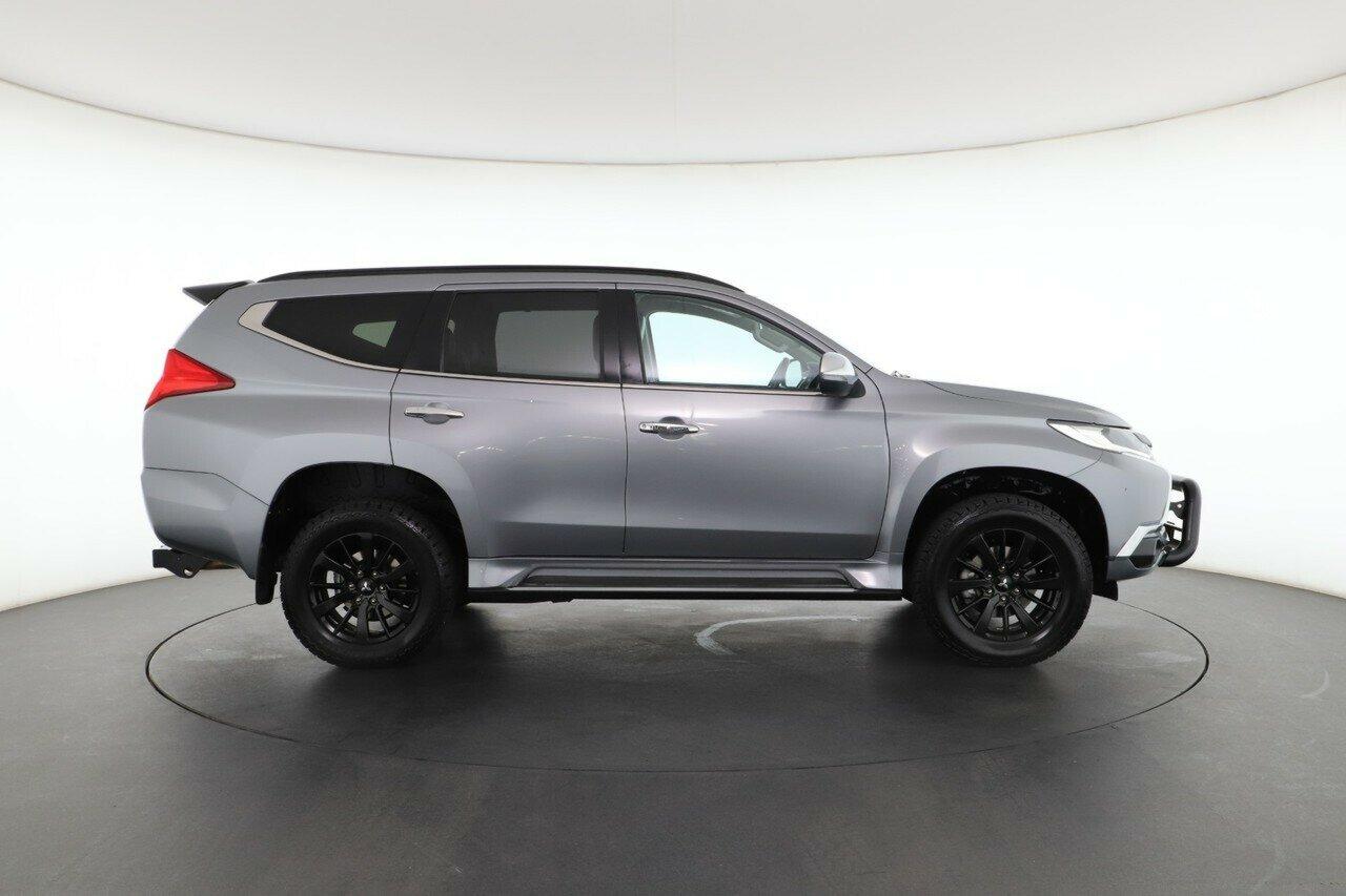 Mitsubishi Pajero Sport image 2