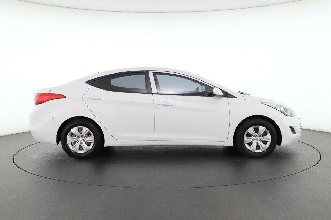Hyundai Elantra image 2