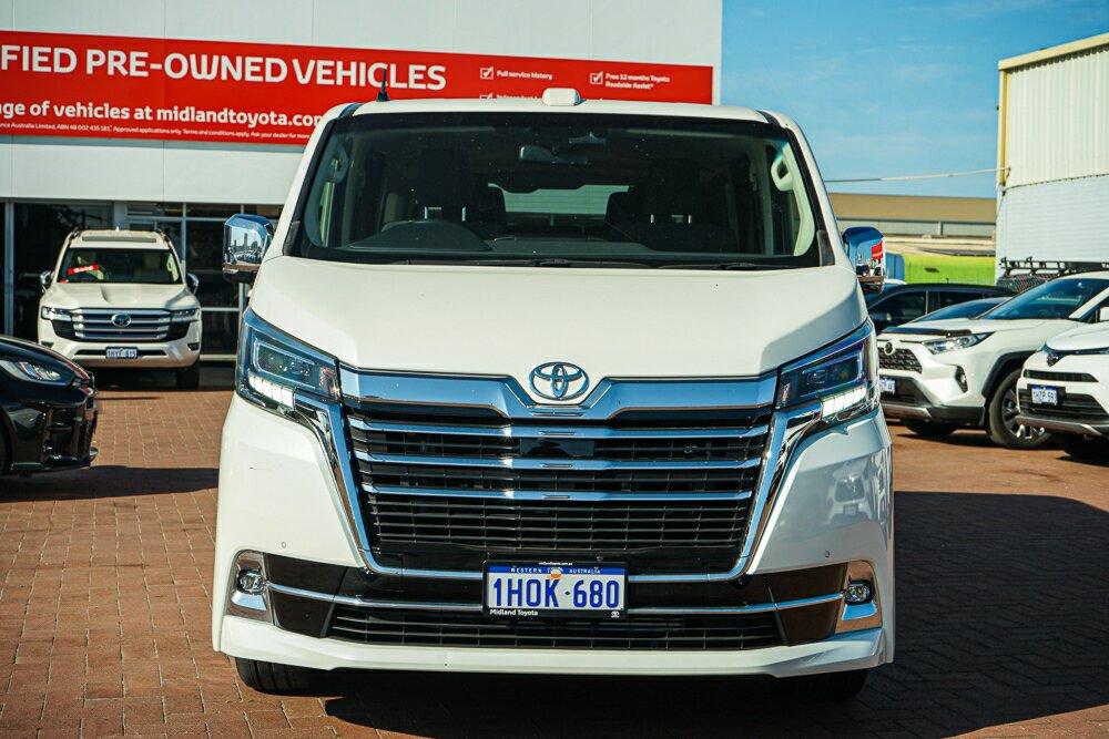 Toyota Granvia image 3