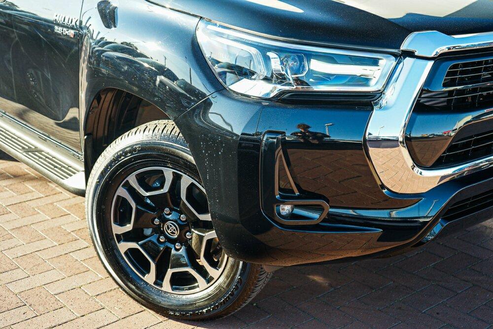 Toyota Hilux image 2