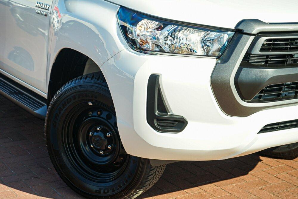 Toyota Hilux image 2