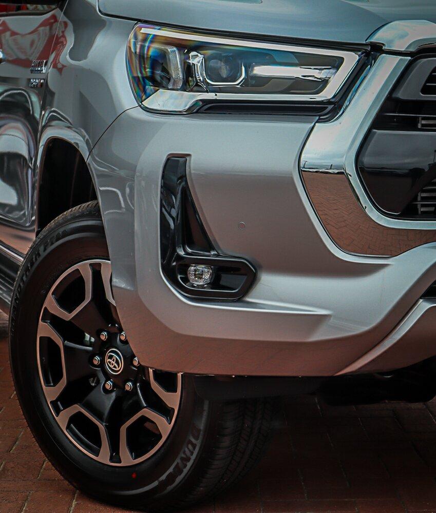 Toyota Hilux image 2