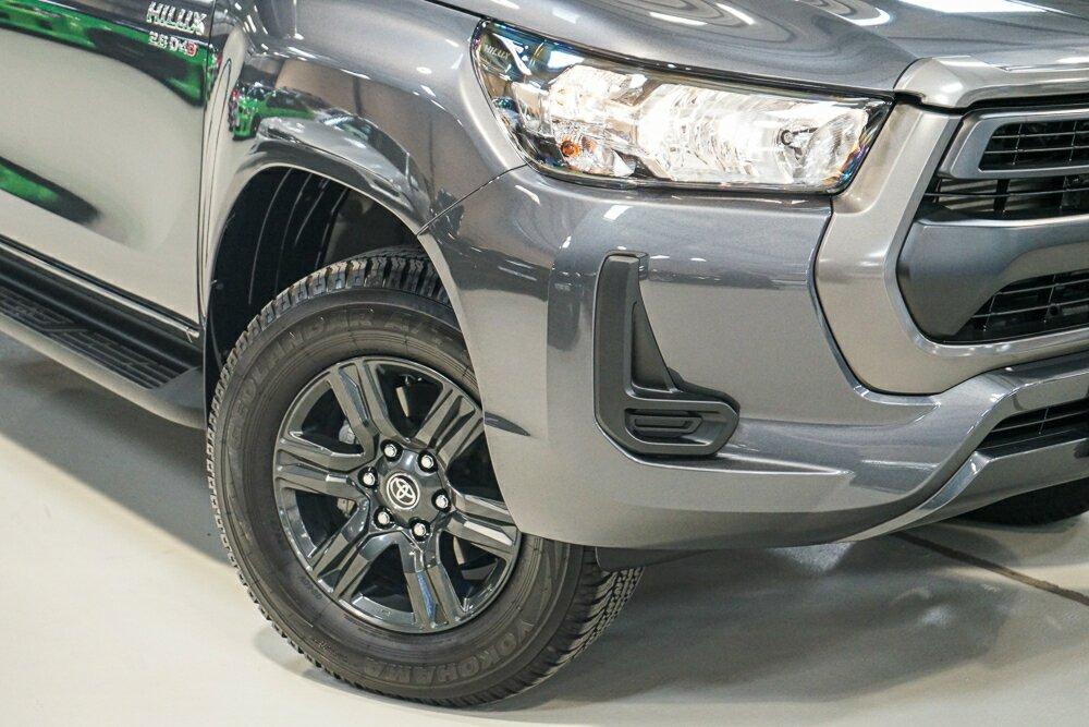 Toyota Hilux image 2