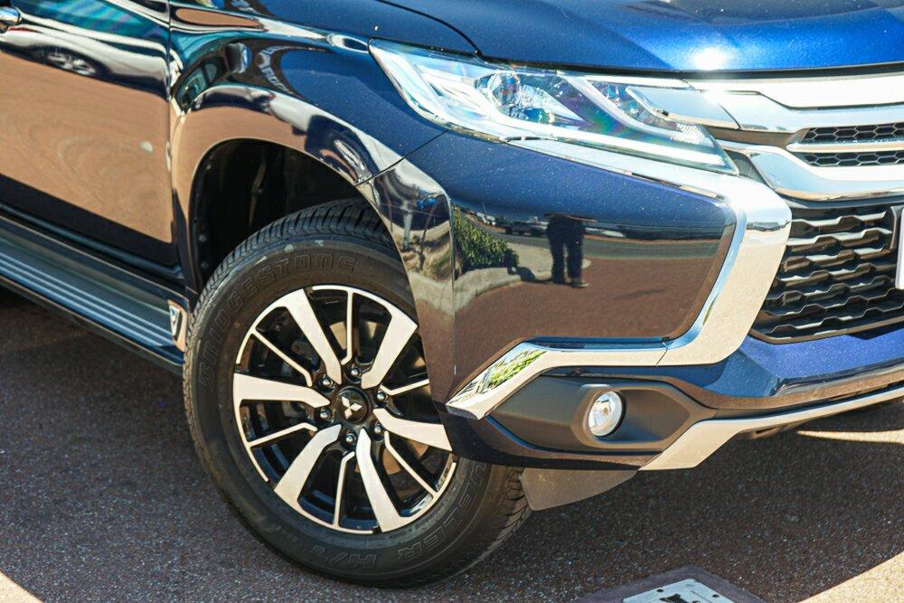 Mitsubishi Pajero Sport image 2