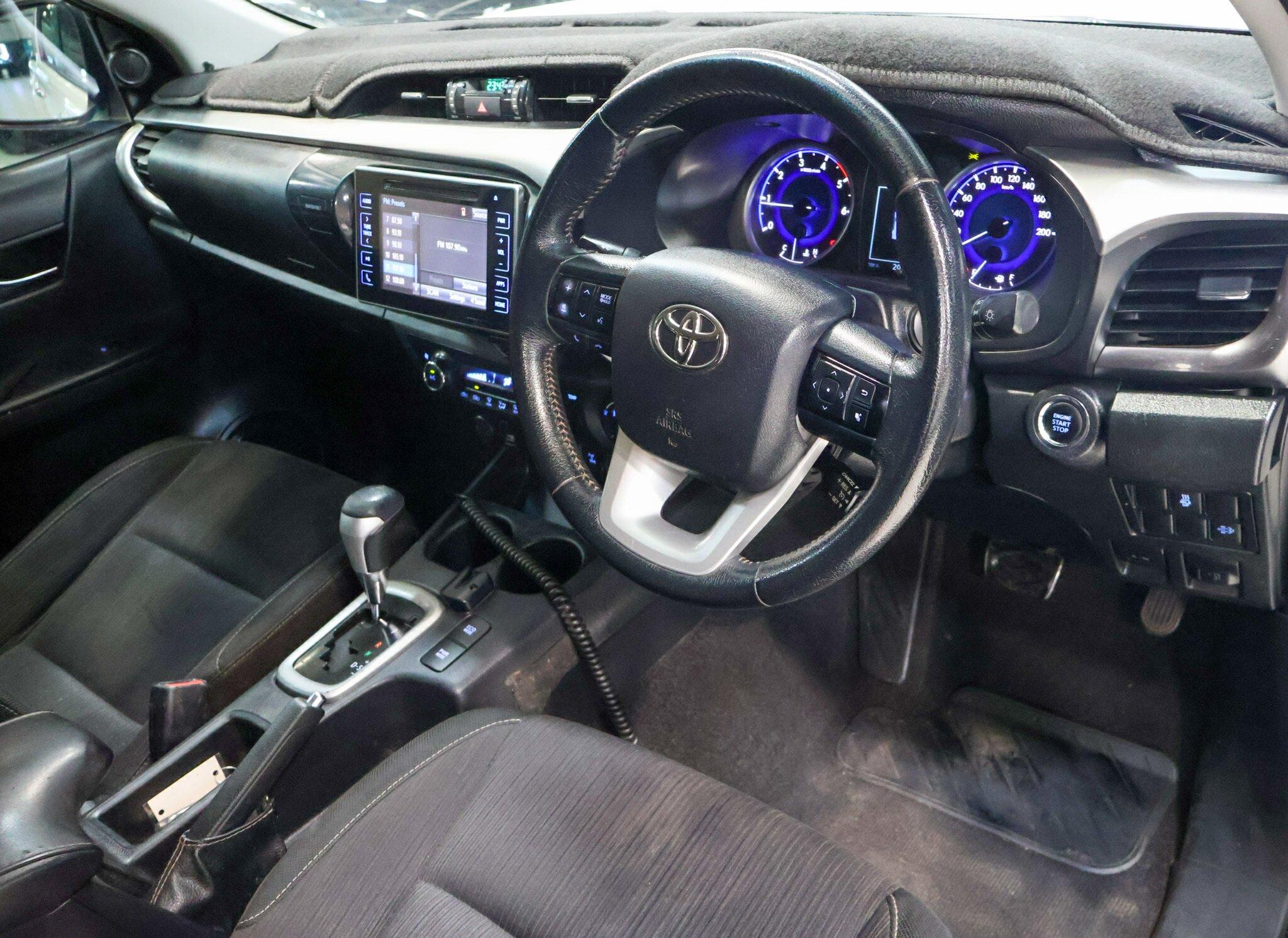 Toyota Hilux image 4