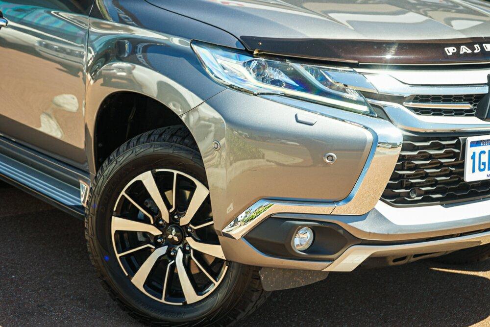Mitsubishi Pajero Sport image 2