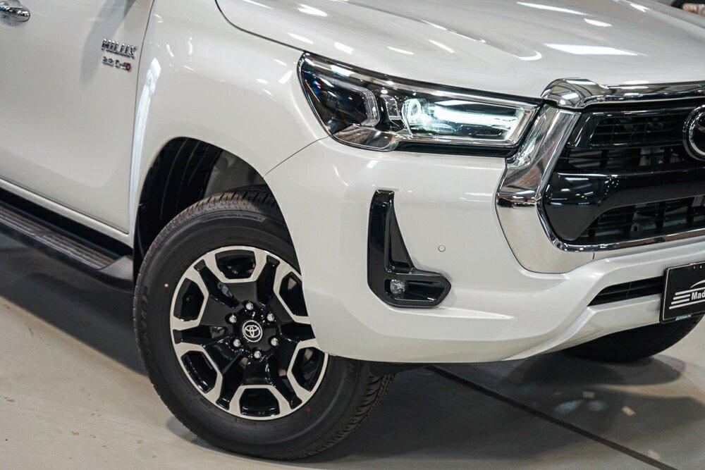 Toyota Hilux image 2